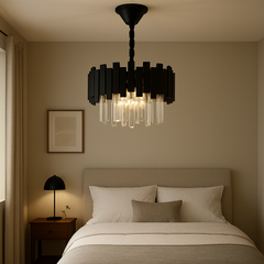 Candelabru rotund negru cu cristale montat in dormitor modern, iluminare eleganta si atmosfera sofisticata