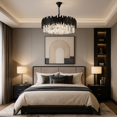 Candelabru rotund negru Ø600 cu elemente transparente, instalat in dormitor luxos, lumina ampla si atmosfera sofisticata.