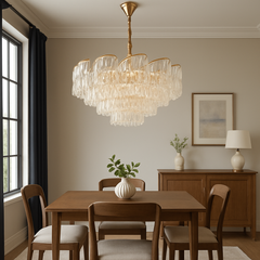 Candelabru rotund auriu Ø580 cu elemente transparente, montat deasupra mesei dreptunghiulare din dining elegant si luminos