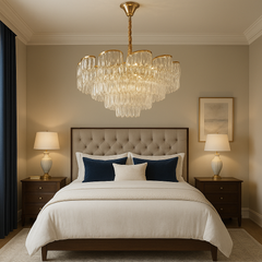 Candelabru rotund auriu Ø580 cu elemente transparente in cascada, montat in dormitor mare, lumina ambientala calda, stil elegant