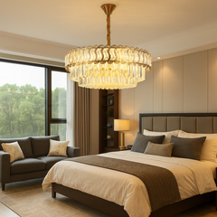 Candelabru rotund auriu Ø600 cu cristale in doua niveluri, montat in dormitor mare elegant, lumina calda si rafinata