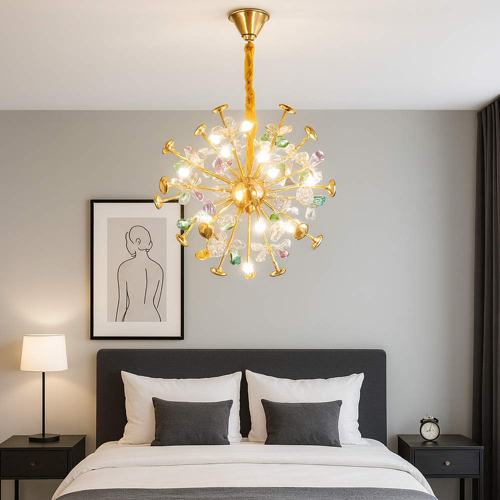 Candelabru rotund auriu cu cristale colorate in dormitor elegant, 24 becuri G4, atmosfera exclusivista, lumina decorativa, Ø500 mm