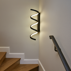 Aplica LED LUBAN Core neagra 48W montata pe peretele scarii interioare moderne cu iluminare uniforma