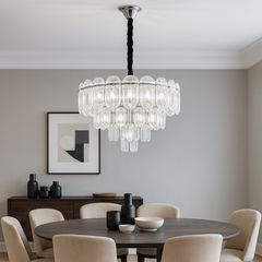 Candelabru rotund auriu cu 5 becuri E27, montat deasupra mesei din dining, lumina personalizabila si eleganta.