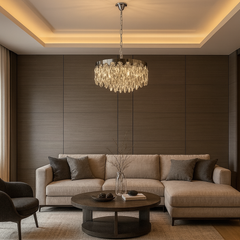 Candelabru rotund crom Ø500 in living modern, lumina calda difuza prin elemente transparente, accent decorativ elegant.