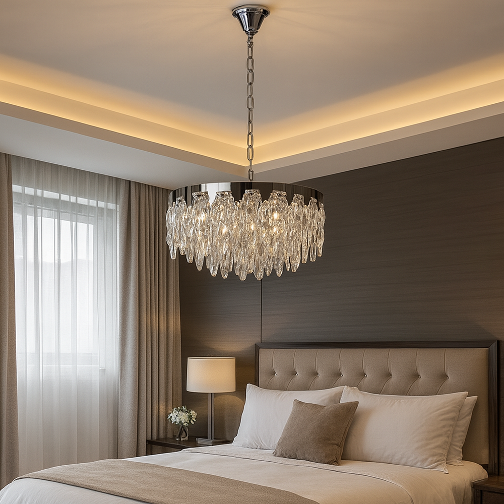 Candelabru rotund crom Ø500 in dormitor spatios, iluminare uniforma cu 10 becuri E27, atmosfera eleganta si relaxanta.