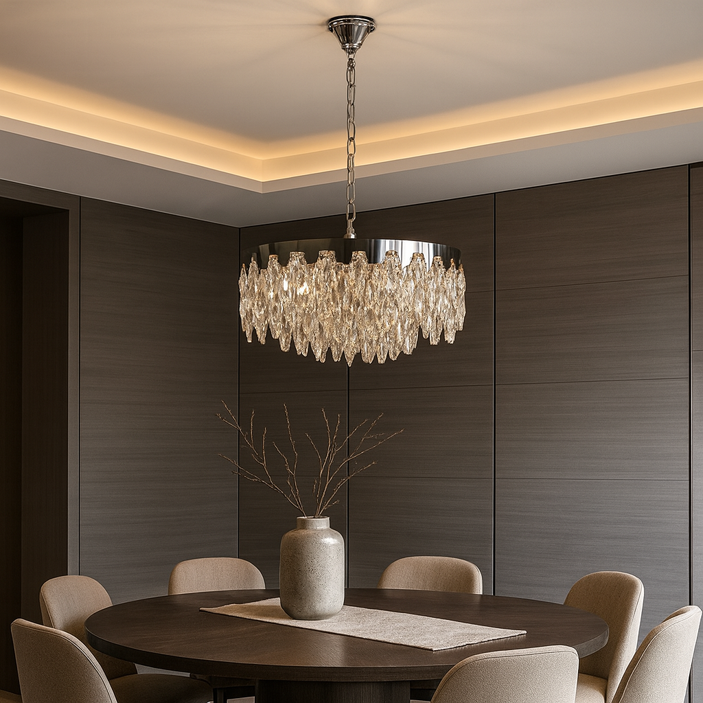 Candelabru rotund crom Ø500 deasupra mesei dreptunghiulare din dining, lumina calda rafinata si design decorativ premium.