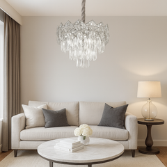 Candelabru rotund din cristal argintiu Ø300 mm, suspendat central intr-un living modern cu reflexii elegante