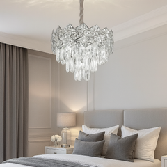 Candelabru rotund din cristal argintiu Ø300 mm, iluminare calda si decor luxos intr-un dormitor elegant