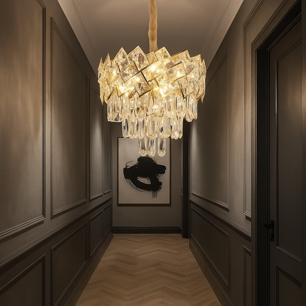 Candelabru rotund din cristal auriu Ø300 mm, reflexii verticale decorative si lumina eleganta intr-un hol rafinat