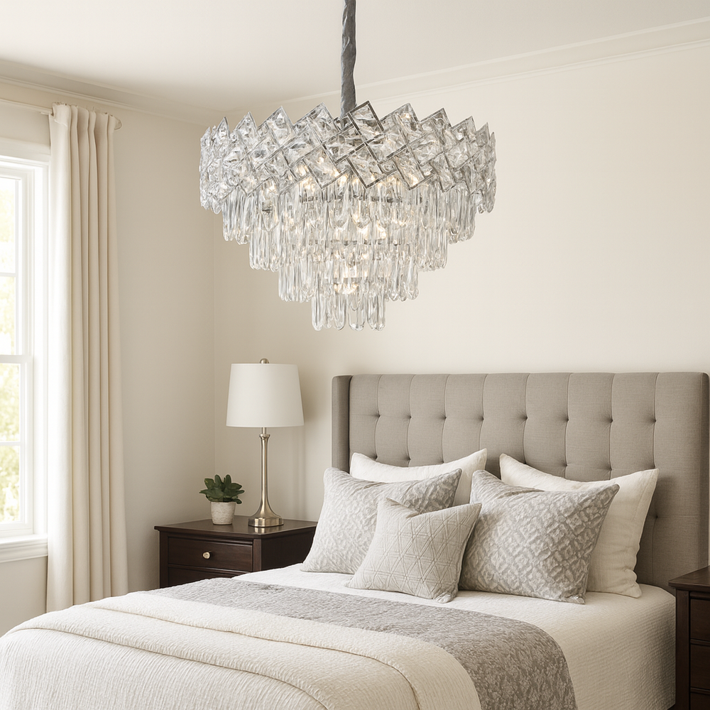 Candelabru rotund din cristal Ø600 mm, iluminare ampla si decor luxos intr-un dormitor spatios si elegant