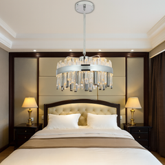 Candelabru LED rotund argintiu 8652/500, 112W, cu telecomanda, lumina ajustabila cald-rece, dormitor elegant.