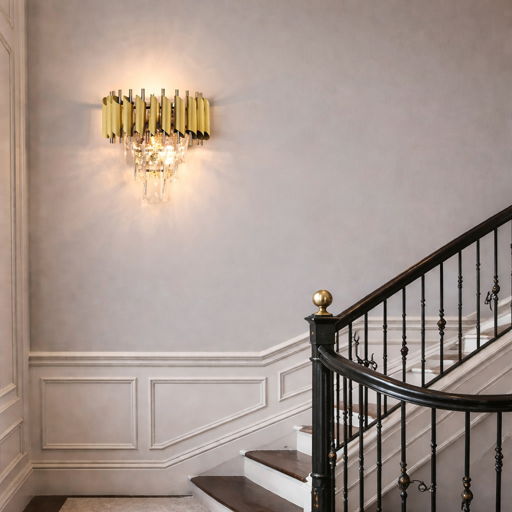 Aplica de perete aurie cu cristale transparente si design vertical glam modern, iluminare decorativa eleganta pentru casa scarii sofisticata