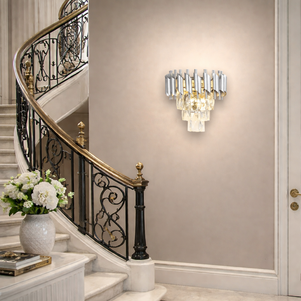 Aplica de perete argintie cu cristale transparente si design vertical elegant, iluminare decorativa pentru casa scarii sofisticata