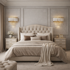 Aplica de perete alba cu cristale rafinate si design vertical, lumina calda ambientala pentru dormitor elegant