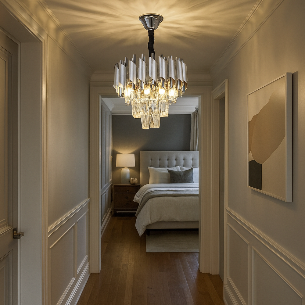 Candelabru rotund argintiu cu cristale 9001-300 SY este ideal pentru holuri, oferind lumina placuta si un efect vizual luxos.