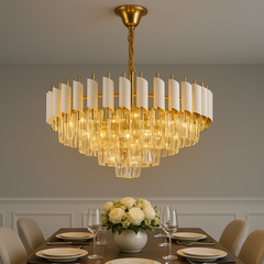 Candelabru rotund alb-auriu Ø400 mm cu cristale, suspendat deasupra mesei, adaugand lumina calda si eleganta unui dining modern.