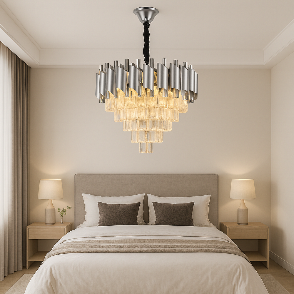 Candelabru rotund argintiu cu accente aurii și cristale, oferind o lumină modernă și rafinată într-un dormitor elegant.