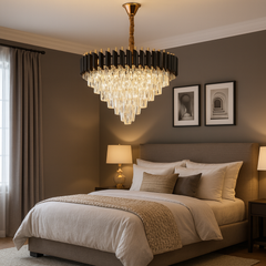 Candelabru rotund negru-auriu cu cristale, oferind o lumină caldă și luxoasă într-un dormitor modern cu atmosferă rafinată.