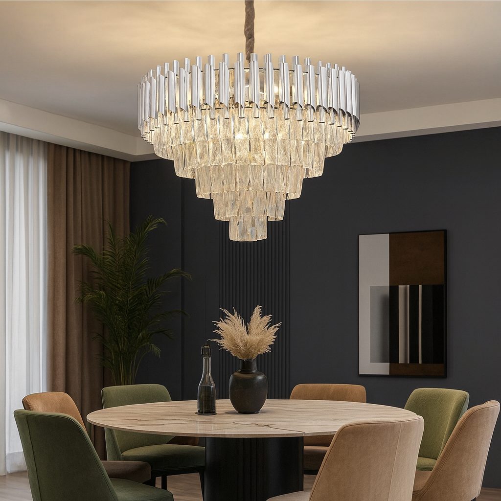 Candelabru rotund argintiu cu cristale, luminand spectaculos o zon de dining moderna cu accente elegante.