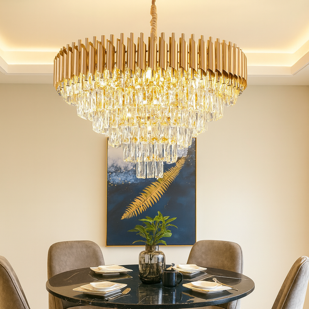 Candelabru rotund auriu cu cristale, luminând spectaculos o zonă de dining modernă cu decor premium.