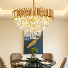 Candelabru rotund auriu cu cristale, luminând spectaculos o zonă de dining modernă cu decor premium.