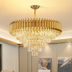 Candelabru rotund auriu cu cristale, devenind centrul vizual luxos al unui living modern și spațios.