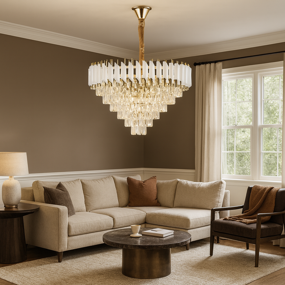 Candelabru rotund alb-auriu cu cristale, devenind punctul central impunator al unui living mare cu decor premium.