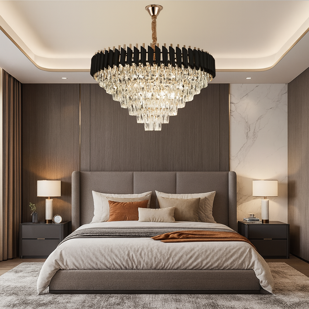 Candelabru piramidal auriu-negru cu cristale, oferind o lumin luminoasa si eleganta unui dormitor modern si spatios.