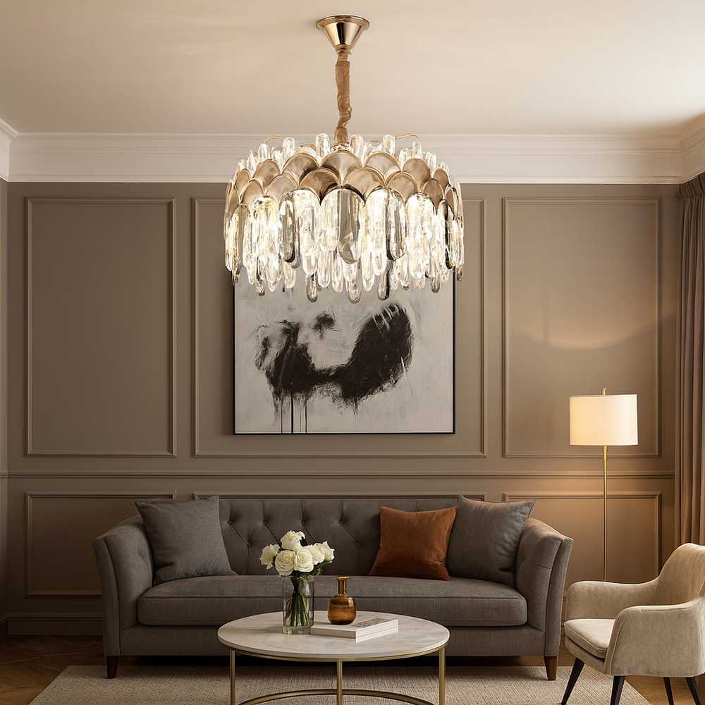 Candelabru LED rotund auriu Ø380 mm cu cristale verticale, montat in living elegant, iluminare LED 144W, design glam rafinat