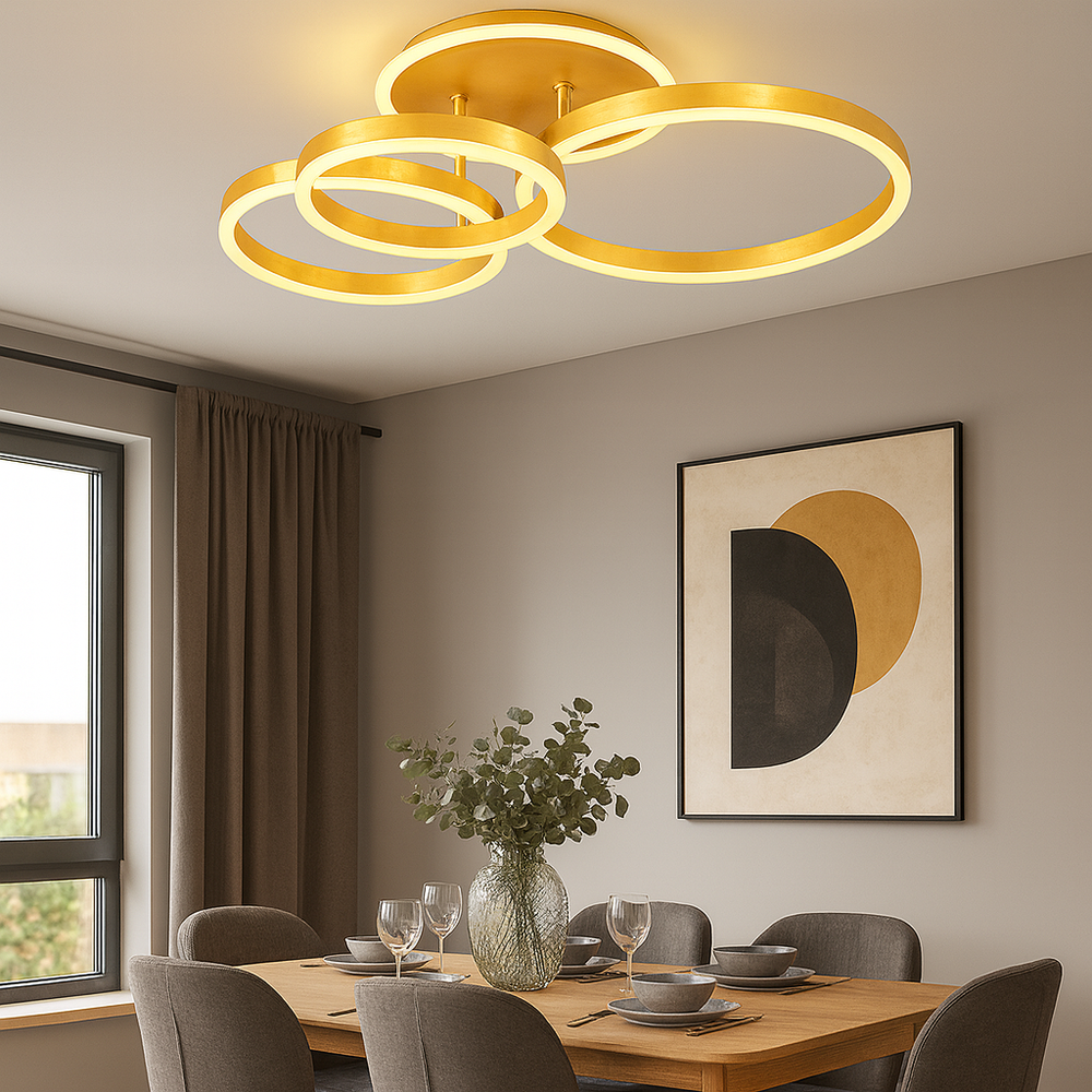 Lustra LED cu 3 cercuri aurii si telecomanda, montata in zona de dining, oferind luminare clara si un design modern decorativ.
