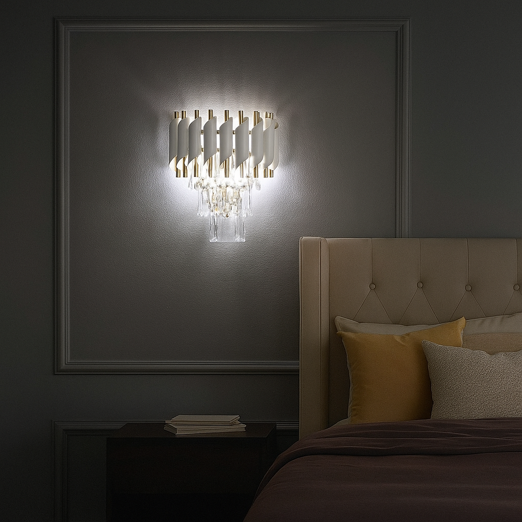 Aplica de perete alba cu cristale rafinate si design vertical, lumina calda ambientala pentru dormitor elegant