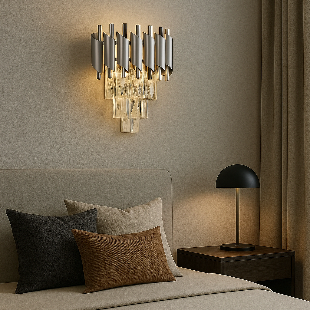 Aplica de perete argintie cu cristale rafinate si stil modern clasic, lumina calda ambientala pentru dormitor elegant