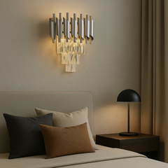 Aplica de perete argintie cu cristale rafinate si stil modern clasic, lumina calda ambientala pentru dormitor elegant