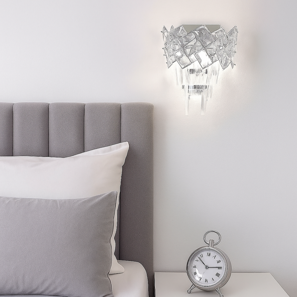 Aplica perete crom cu cristale si structura metalica eleganta, lumina ambientala calda pentru dormitor sofisticat