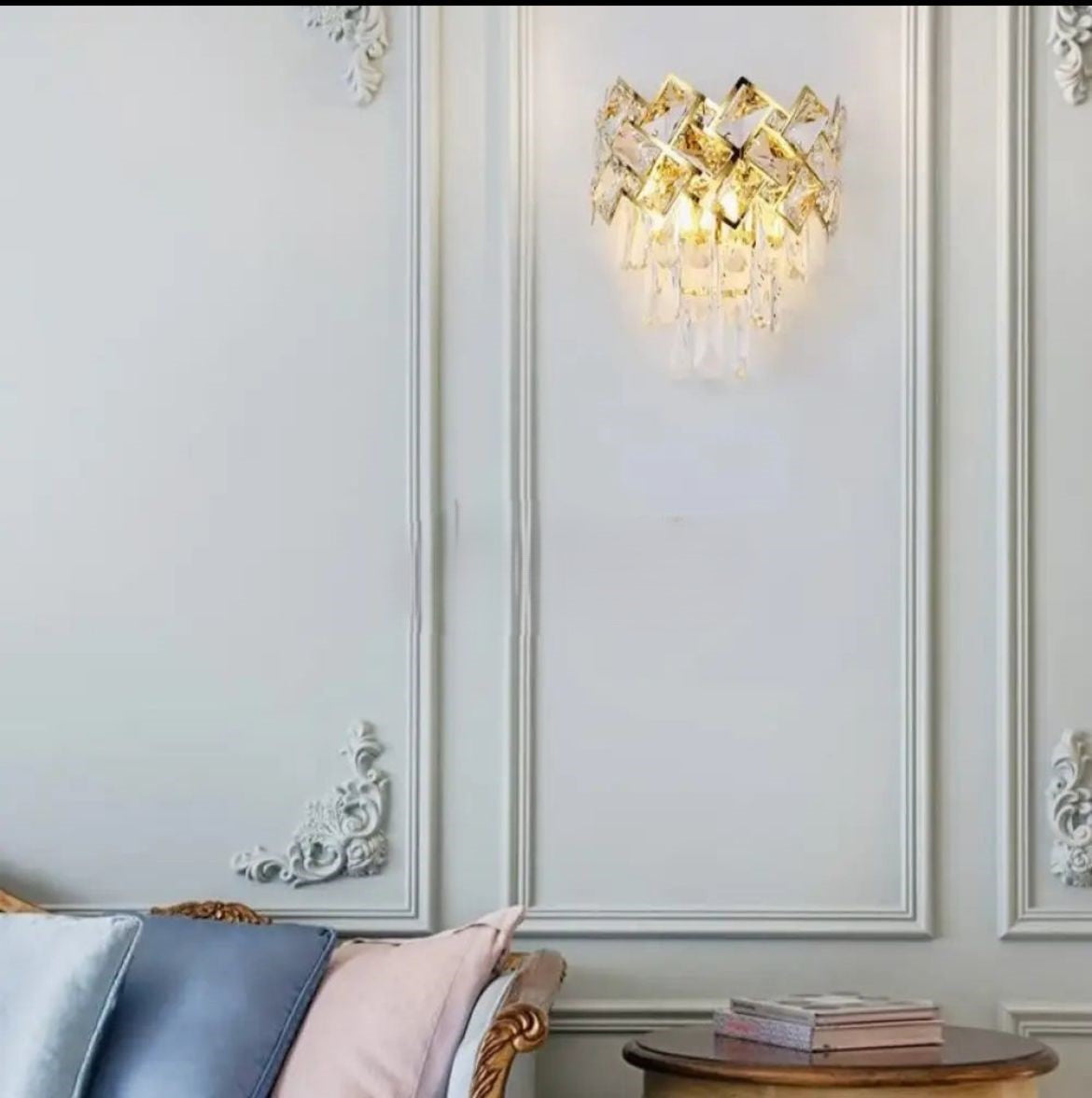 Aplica de perete aurie cu cristale transparente si stil glam modern, iluminare decorativa eleganta pentru living sofisticat