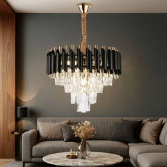 Candelabru rotund negru-auriu Ø400 mm cu cristale amplasat in living, adaugand lumina calda si un accent glam spatiului.