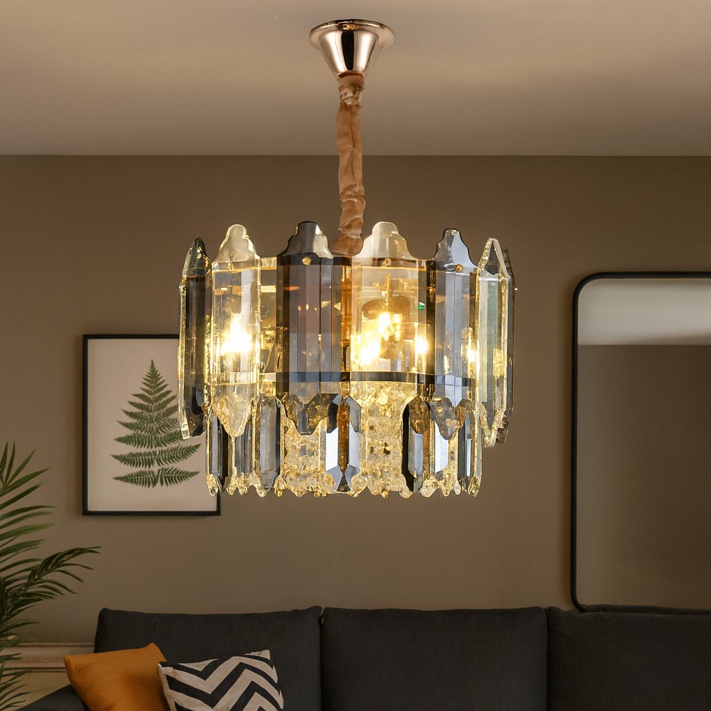 Candelabru rotund auriu cu 3 surse E27, oferind iluminare calda si eleganta unui living decorat in stil clasic sau modern.