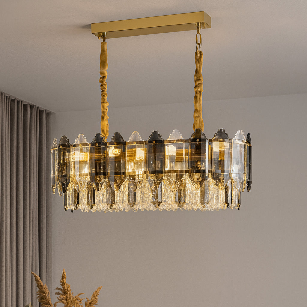 Candelabru dreptunghiular auriu cu 12 surse E27, oferind iluminare ampla si eleganta unei bucatarii spatioase si moderne.