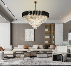 Candelabru piramidal auriu-negru cu cristale, devenind centrul vizual impunator al unui living generos cu decor premium.