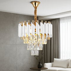 Candelabru rotund alb-auriu cu cristale 9001-300 WH+FGD lumineaza un living modern, oferind reflexii elegante si un accent decorativ de lux.