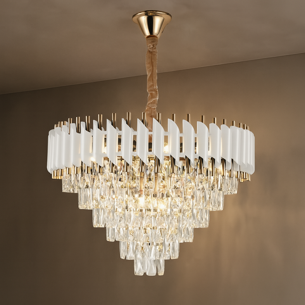 Candelabru rotund alb-auriu cu cristale, devenind punctul central impunator al unui living mare cu decor premium.