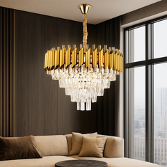 Candelabru rotund auriu cu cristale, iluminand elegant un living modern cu decor premium si accente glam.