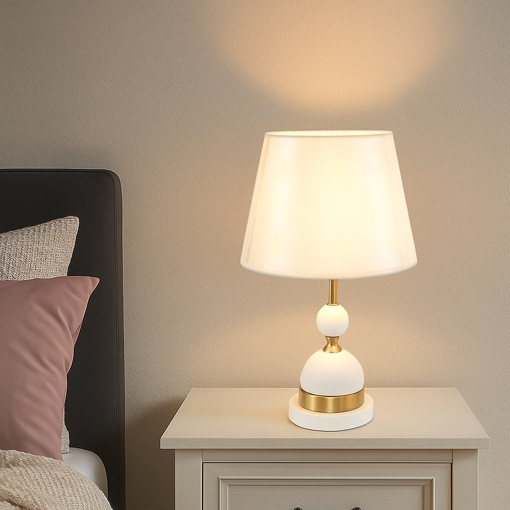 Veioza 8633 cu abajur textil alb/negru si detalii aurii, perfecta pentru dormitor modern, oferind lumina calda difuza pentru relaxare.