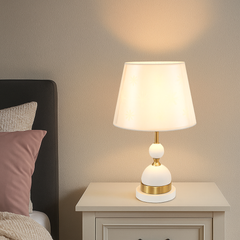 Veioza 8633 cu abajur textil alb/negru si detalii aurii, perfecta pentru dormitor modern, oferind lumina calda difuza pentru relaxare.