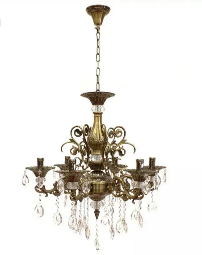 Candelabru rotund auriu cu cristale lacrima deasupra mesei in dining elegant, 6 brate E14, lumina calda, stil regal