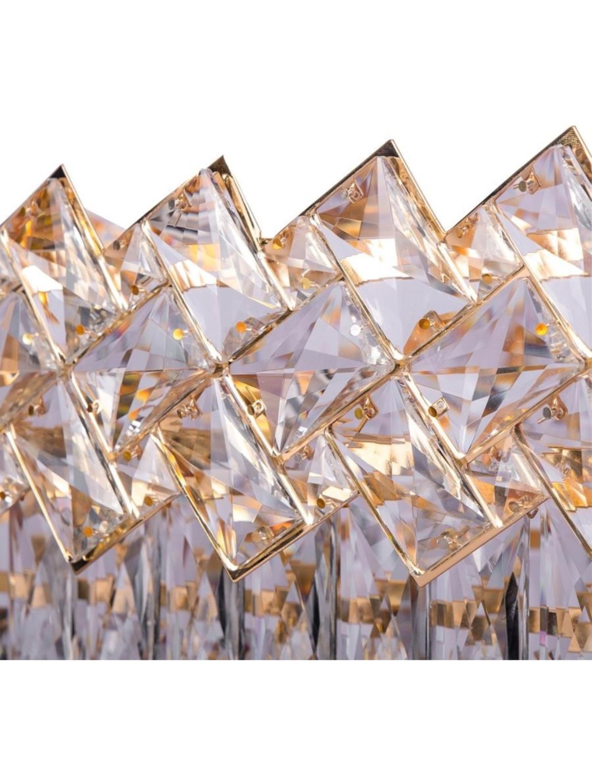 Candelabru rotund din cristal auriu Ø400 mm, iluminare calda si decor luxos intr-un dormitor sofisticat