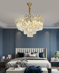 Candelabru rotund din cristal auriu Ø400 mm, iluminare calda si decor luxos intr-un dormitor sofisticat