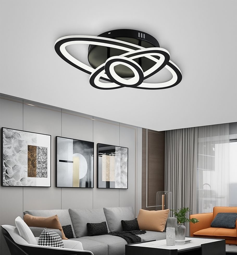 Lustra LED 19082/3BK circulara neagra cu telecomanda, luminand un living modern cu iluminare reglabila 3000–6500K.