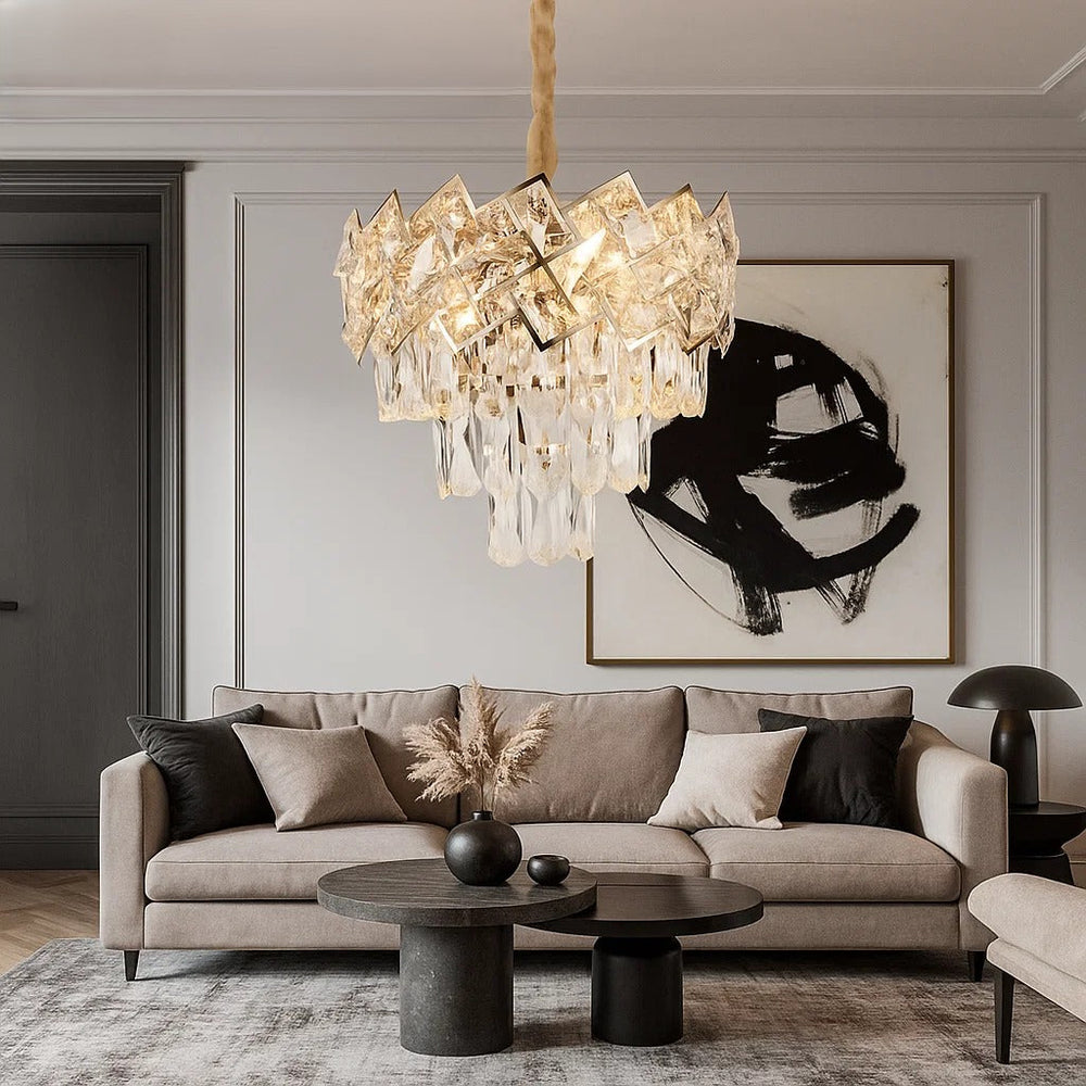 Candelabru rotund din cristal auriu Ø300 mm, suspendat central intr-un living elegant cu reflexii verticale premium